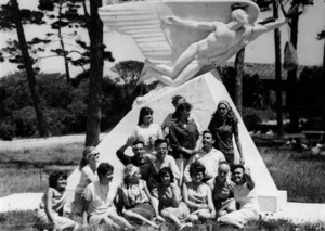 Une classe en 1961 devant la composition sculpturale : l'Espace